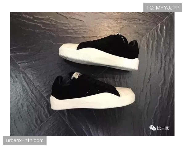 拉菲尼亚这生活咋跟普通人反着走，出门带的包比我家装修费还夸张！